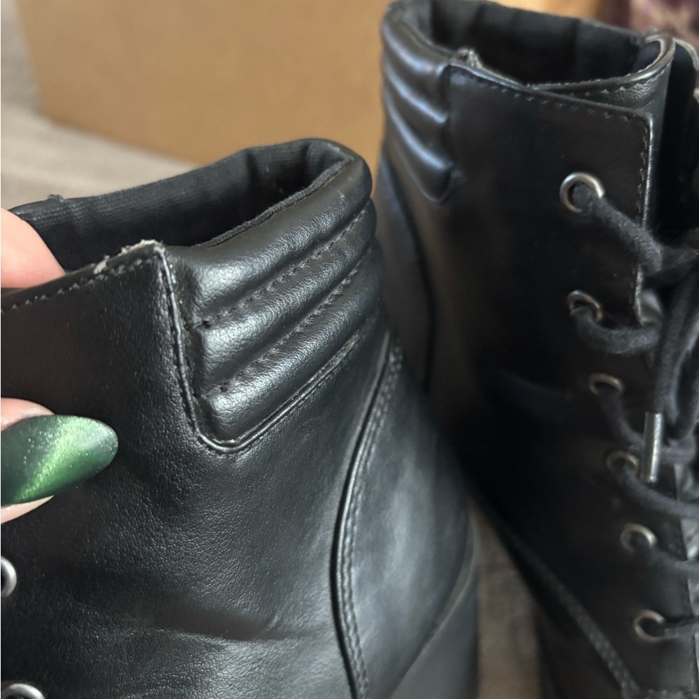 Chic Steve Madden Black Lace-Up Block Heel Boots with Zipper and Tread Size 8.5 - Picture 10 of 10